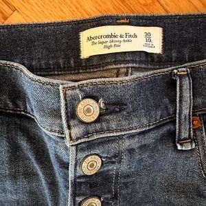 Abercrombie & Fitch “The super skinny ankle high-rise” size 30 long (10L)